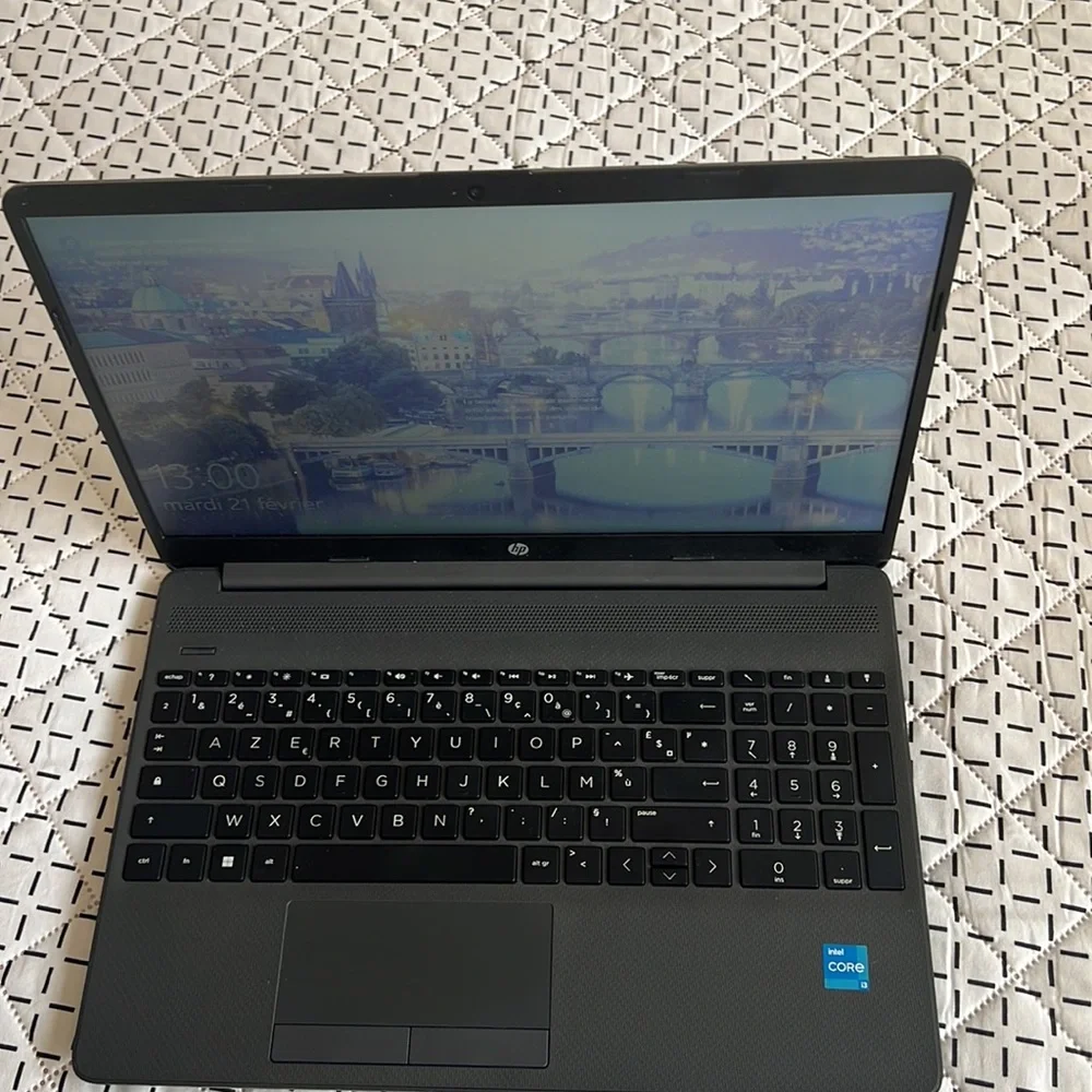 This is an hp laptop with a dark gray colors and 116go that I used for 2month